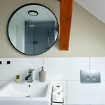 Modernes 2-schlafzimmer Mit Arbeitsplatz