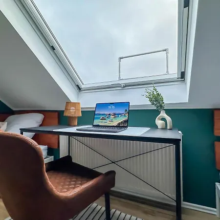 Modernes 2-schlafzimmer Mit Arbeitsplatz